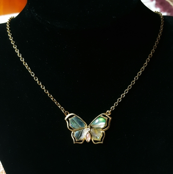 Jewelry - BOGO!💎90's girl abalone shell butterfly necklace